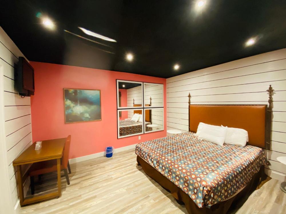 Standard King Room interior